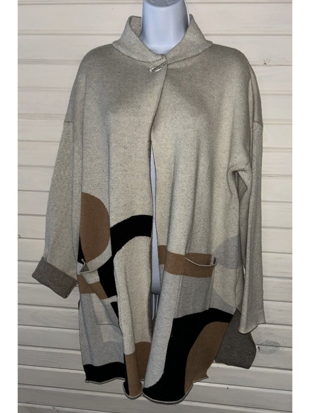 Marla Wynne Sz MEDIUM Cardigan Sweater Toggle Button Pockets Geo Print EUC
